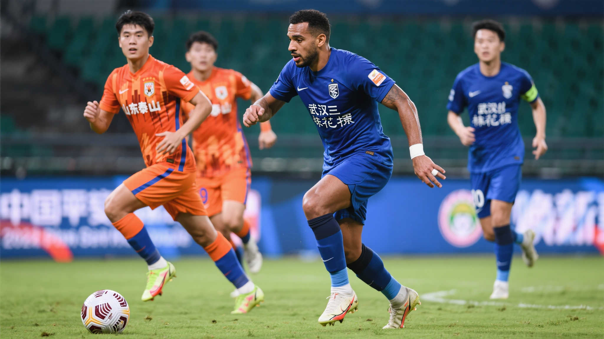 山东泰山迎战武汉三镇:王大雷守门 瓦科领军 泽卡联手克雷桑突袭 当然,这场比赛并非山东泰山一家独大。武汉三镇作为近